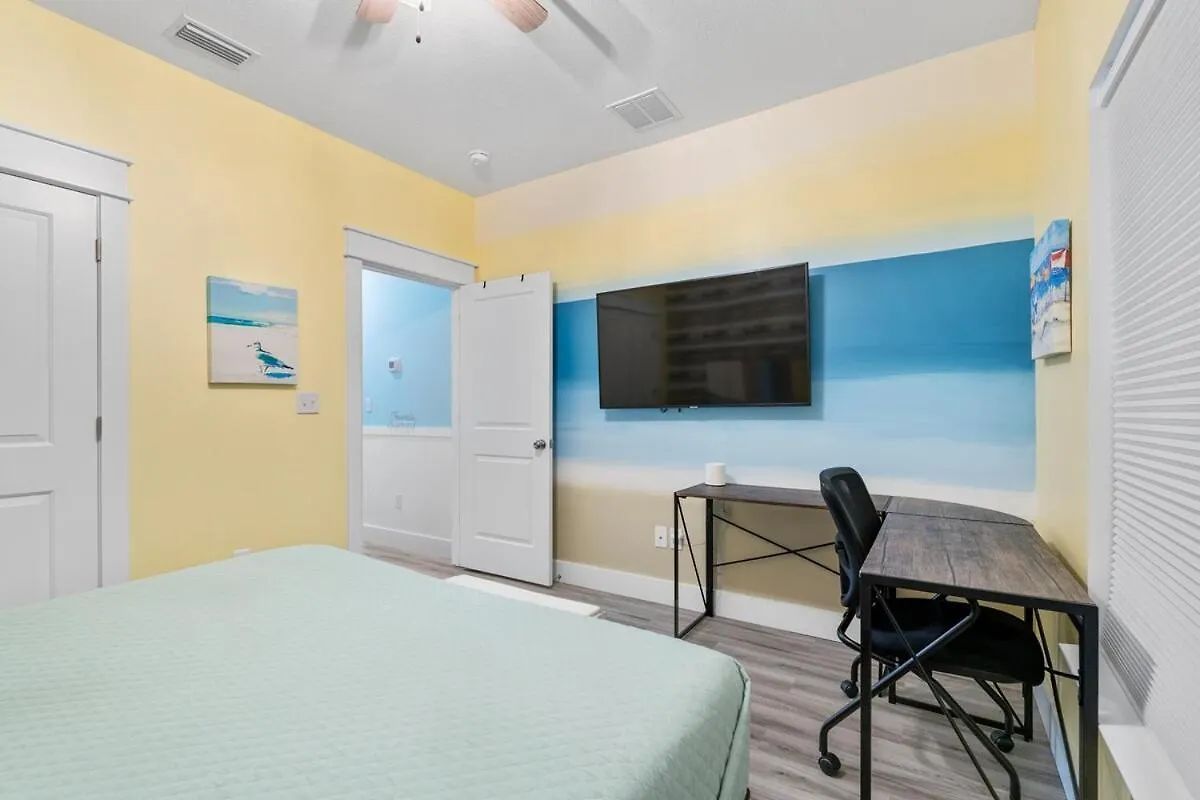 Sandcastle House Hot Tub, Od Kitchen & Game Room! Panama City Beach Holiday home